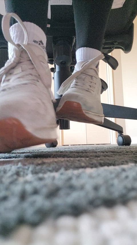 Full video for FREE on my onlyfans 💋 Taking off my shoes after a long workout.. my feet are still hot 🥵💦
